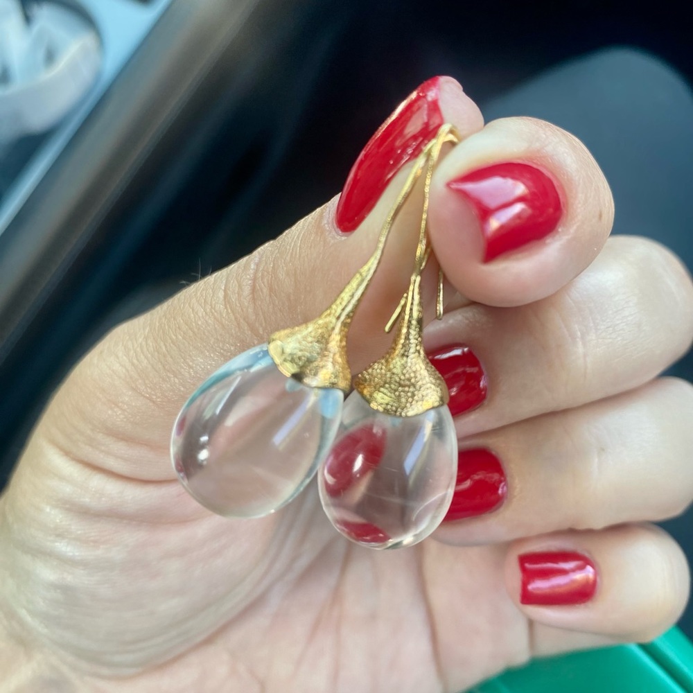 Crystal quartz drop-shaped earrings. Gold-plated hooks.